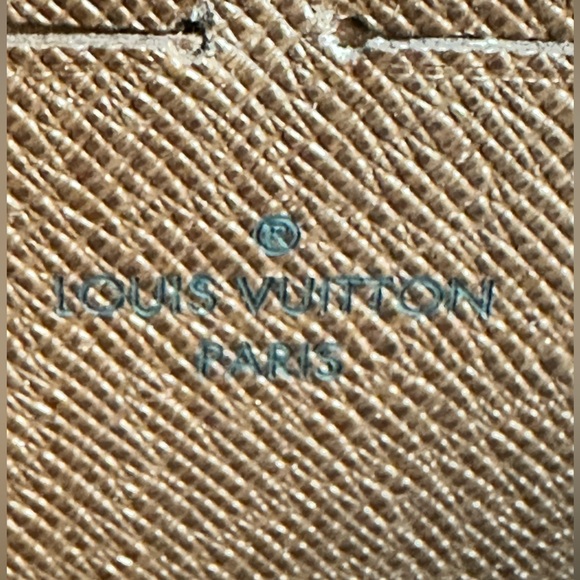 Louis Vuitton Monogram Zippy Wallet - Like New - Picture 8 of 14